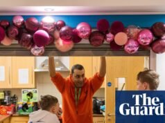 ‘Estamos à beira de um precipício’: a luta para manter vivos os serviços juvenis nos jovens de Knowsley