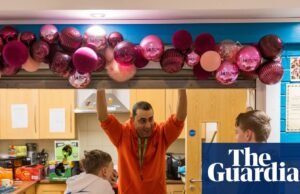 ‘Estamos à beira de um precipício’: a luta para manter vivos os serviços juvenis nos jovens de Knowsley