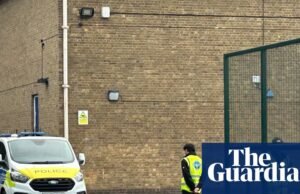 Um menino de 13 anos foi acusado de tentativa de homicídio depois de atacar dois alunos com uma faca em uma escola de Londres. notícias do Reino Unido