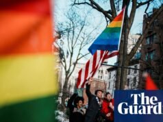 Bandeira do Orgulho reinstalada em Stonewall após ser removida pela administração Trump em Nova York