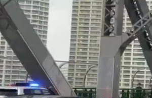 Suposto ladrão de carros paralisa Brisbane após acidente na Story Bridge