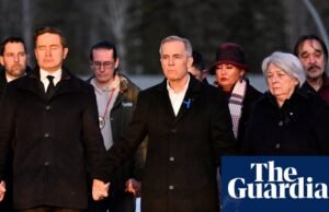 Mark Carney aperta a mão do líder da oposição do Canadá enquanto presta homenagem às vítimas de tiroteios em escolas Tumblr Ridge School Shooting