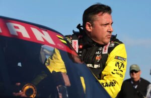 Tony Stewart cai na primeira largada da NASCAR desde a aposentadoria de 2016