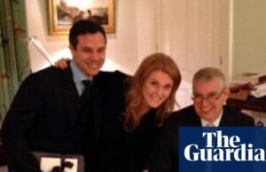 Os arquivos mostram que o assessor de Andrew aconselhou Epstein a eliminar a condenação no formulário de visto para a China. Jeffrey Epstein