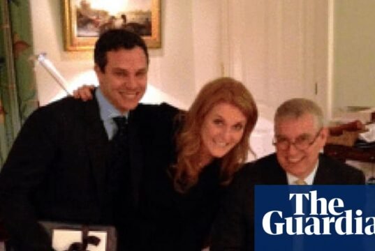 Os arquivos mostram que o assessor de Andrew aconselhou Epstein a eliminar a condenação no formulário de visto para a China. Jeffrey Epstein