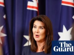 A líder liberal Charlotte Mortlock abandona o partido em meio a temores de reações adversas pela destituição de sua primeira líder feminina. partido liberal