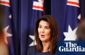 A líder liberal Charlotte Mortlock abandona o partido em meio a temores de reações adversas pela destituição de sua primeira líder feminina. partido liberal