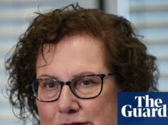 O líder da revisão do Reino Unido diz que a mídia social engana os jovens sobre a mudança de gênero Transgênero