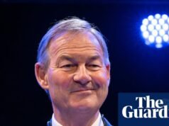 A extrema direita britânica apoia Rupert Lowe no desafio da reforma. extrema direita