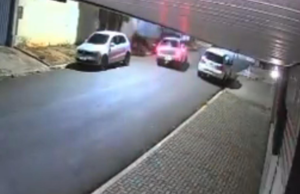 Motorista bêbado perdeu o controle do carro, atropelou pedestres na calçada e foi preso no PR