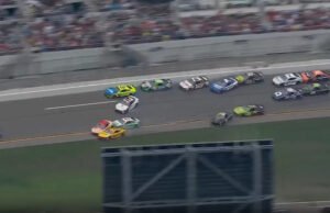 Daytona 500: Bloqueio ruim de Justin Allgaier faz com que 20 carros batam na frente do campo