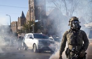 O czar da fronteira, Tom Homan, sinaliza que o ICE pode ter como alvo cidades-santuário em todo o país