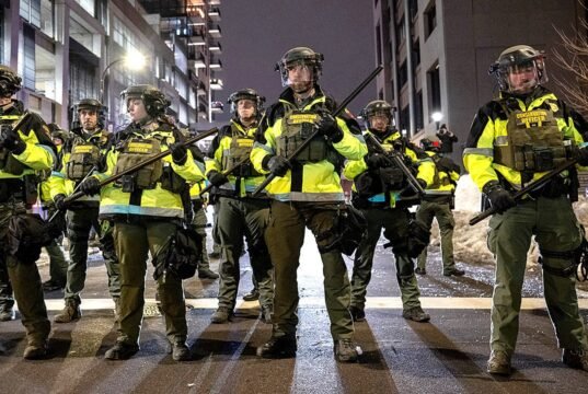 Máscaras ICE protegidas enquanto DHS relata aumento em ataques