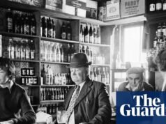 Canecas, orações e corridas de cavalos na praia: Martin Parr na Irlanda rural – em fotos