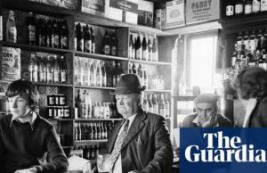 Canecas, orações e corridas de cavalos na praia: Martin Parr na Irlanda rural – em fotos