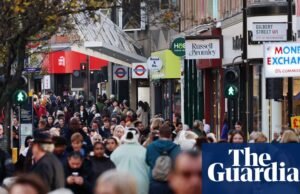 Frustração para os trabalhadores do Reino Unido à medida que os rendimentos caem e o mercado de trabalho entra em colapso. Estatísticas de desemprego e emprego no Reino Unido