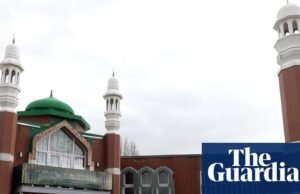O homem que entrou na mesquita de Manchester armado com um machado também levou gravatas e uma balaclava, ouviu o tribunal. notícias do Reino Unido