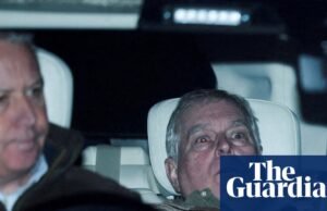 O retrato de Andrew feito por Phil Noble expõe a mundanidade da monarquia. Andrew Mountbatten-Windsor