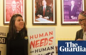 Dois homens transexuais processam Kansas por lei ‘desumana’ sobre carteira de motorista Kansas