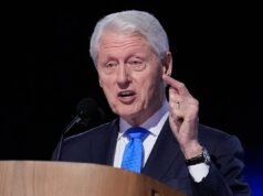 Bill Clinton faz pergunta embaraçosa sobre o caso Epstein durante debate com o democrata e o republicano Trump