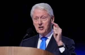 Bill Clinton faz pergunta embaraçosa sobre o caso Epstein durante debate com o democrata e o republicano Trump