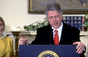 Bill Clinton responde ao depoimento de Epstein 29 anos depois de confrontar Lewinsky