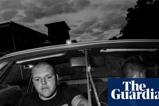 Dois skinheads contam os lucros de um programa neonazista: a melhor foto de Leo Regan | arte e design