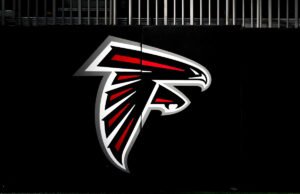 Falcons demite o técnico assistente do DL, LaTroy Lewis, após acusações de estupro em Michigan