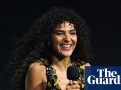 Olivia Dean assumiu o comando do Brit Awards de 2026, ganhando quatro prêmios, incluindo Artista do Ano, Canção do Ano e Álbum do Ano. Prêmios Britânicos