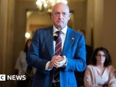 Juiz impede Exército dos EUA de demitir Mark Kelly por vídeo de ‘ordem ilegal’