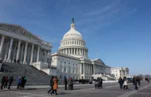 Como alguns democratas estão usando versículos bíblicos para atrair os eleitores cristãos nas eleições intercalares dos EUA