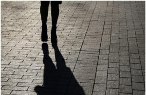 Mulher nota homem estranho do lado de fora de casa – sua reação é ‘verdadeiro cinema’