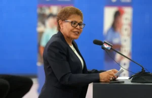 O prefeito de Los Angeles, Bass, exige a renúncia do presidente do LA28, Wasserman