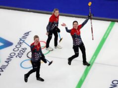 A seleção feminina de curling dos EUA, liderada por Tara Peterson, venceu a China por 6 a 5 e roubou pontos nas duas últimas partidas.