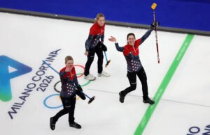 A seleção feminina de curling dos EUA, liderada por Tara Peterson, venceu a China por 6 a 5 e roubou pontos nas duas últimas partidas.