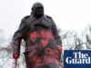 Homem acusado de danos criminais após pichação na estátua de Churchill uk news