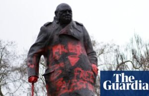 Homem acusado de danos criminais após pichação na estátua de Churchill uk news