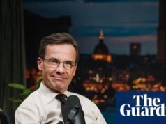 Poderá o novo podcast do primeiro-ministro sueco melhorar a sua sorte nas eleições deste ano? | Suécia