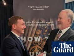 Celebridades da Senior Reform UK juntam-se ao lançamento do livro How to Launder Money Reform UK