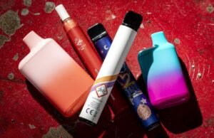 O avião olha para o corredor de passageiros – que ele percebe que está cheio de pessoas ‘escondidas’