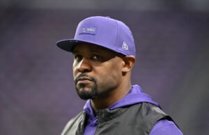 O processo de discriminação racial de Brian Flores contra a NFL pode ser litigado, de acordo com as regras do Tribunal Distrital dos EUA