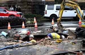 Buraco em Sydney é aberto perto da catedral para evacuação e resgate de inundações após chuvas torrenciais