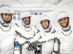 Quatro astronautas são lançados para a estação espacial após a partida antecipada da tripulação anterior