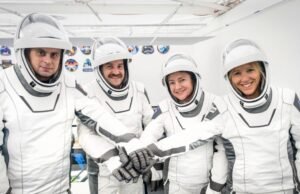 Quatro astronautas são lançados para a estação espacial após a partida antecipada da tripulação anterior