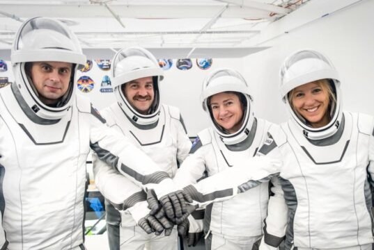 Quatro astronautas são lançados para a estação espacial após a partida antecipada da tripulação anterior