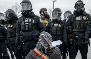 Contratos que permitem que a polícia local trabalhe com o ICE disparam