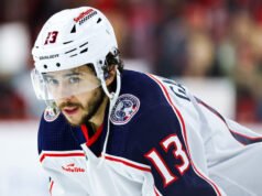 A seleção masculina de hóquei dos Estados Unidos homenageia Johnny Gaudreau nas Olimpíadas de Milão Cortina