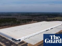 Documentos mostram que o ICE gastará US$ 38 bilhões para converter armazéns em centros de detenção. ICE (Imigração e Fiscalização Aduaneira dos EUA)