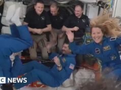 A tripulação do Moment atraca na Estação Espacial Internacional