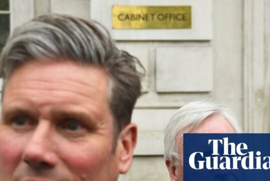 Starmer está enfrentando demandas de um think tank trabalhista para uma investigação sobre jornalistas. Trabalho